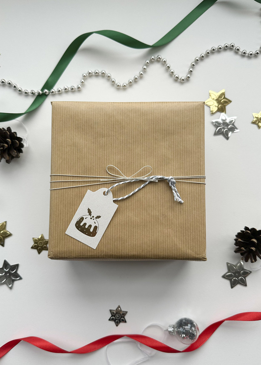 Elegant metallic gold foil Christmas tag featuring pudding design on textured card